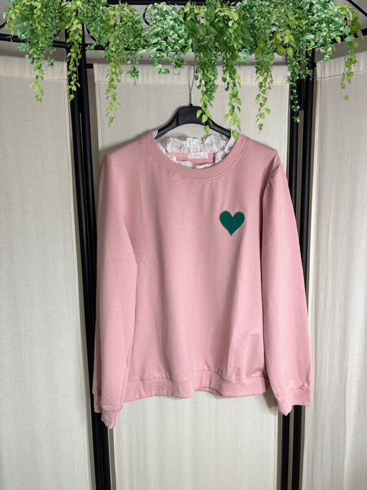 SUDADERA ROSA CON DETALLE DE CORAZÓN