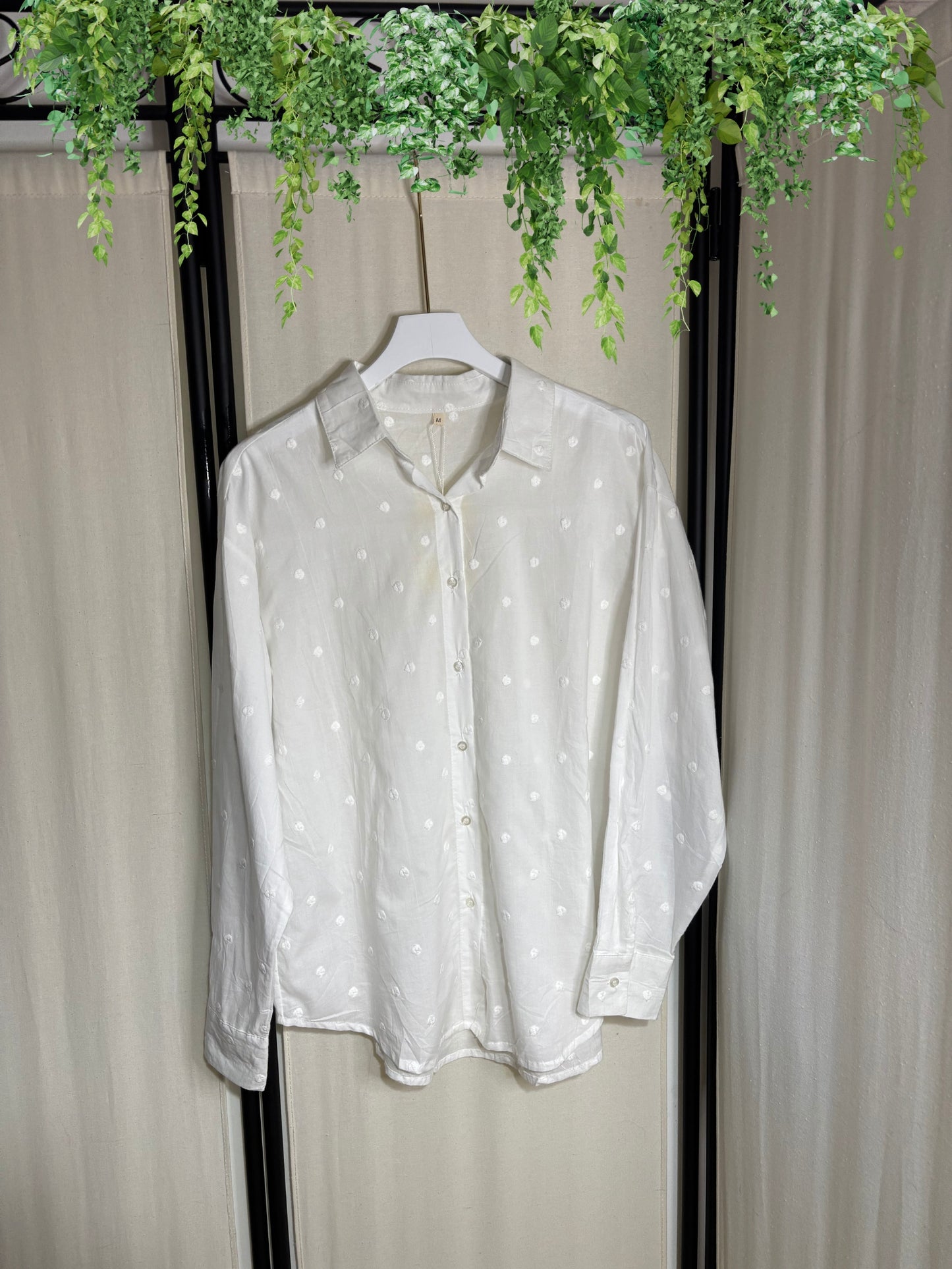 CAMISA BLANCA CON LUNARES BORDADOS