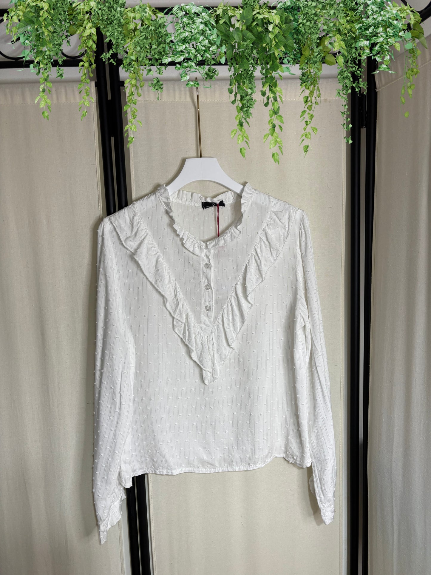 CAMISA BLANCA CON VOLANTES Y DETALLES DORADOS