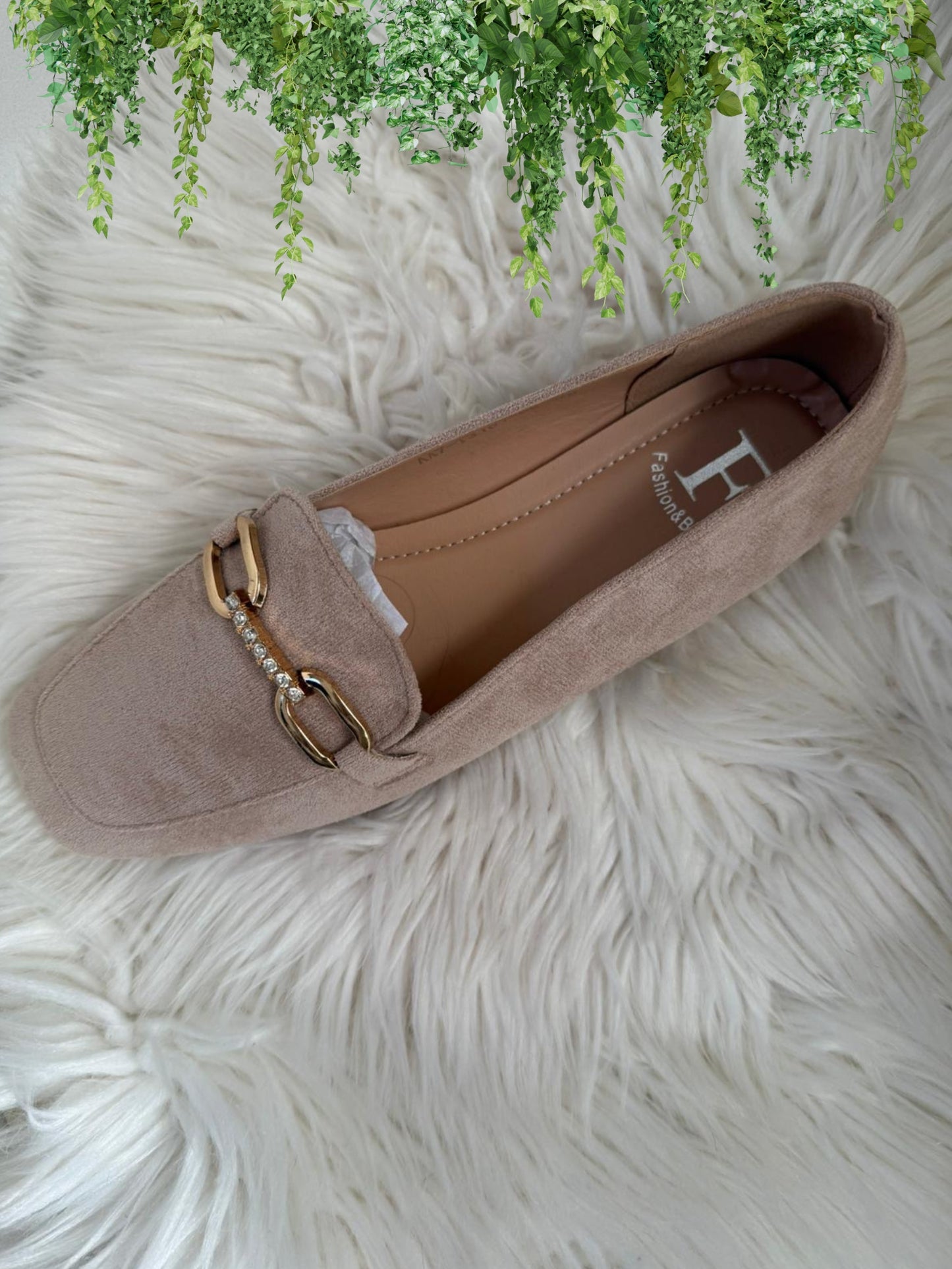 MOCASINES BEIGE CON DETALLE DORADO