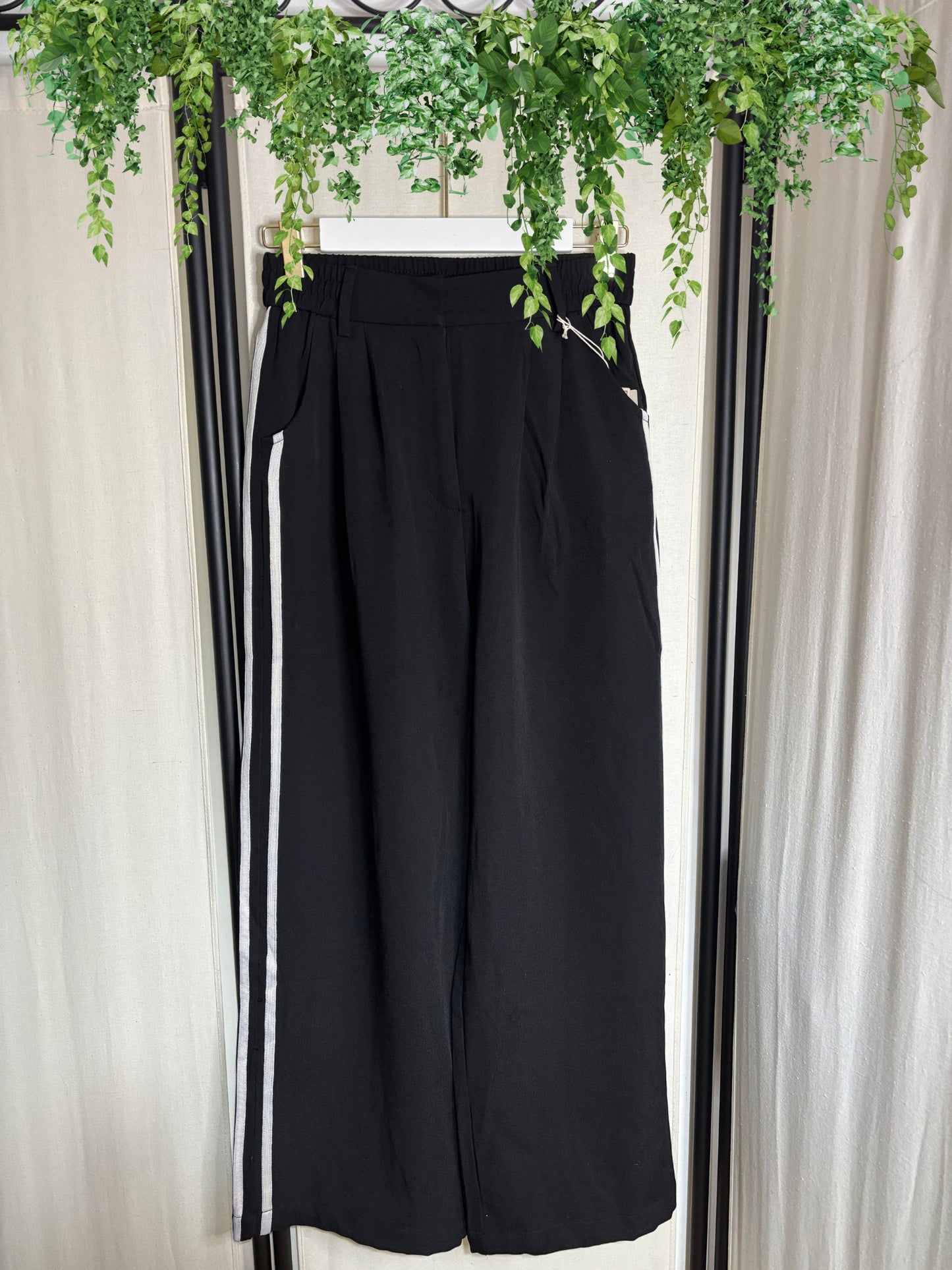 PANTALON NEGRO DE VESTIR CON RAYAS BLANCAS