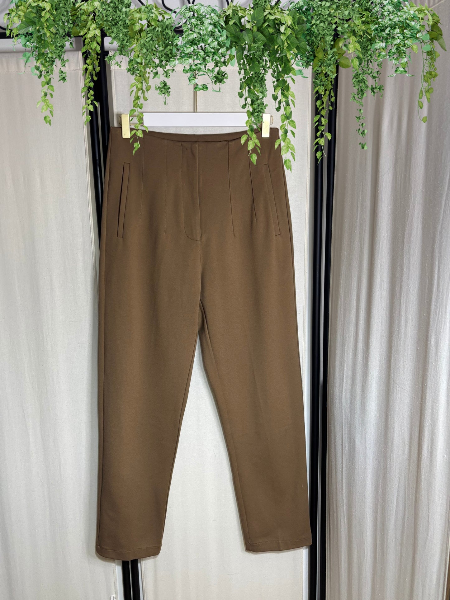 PANTALON DE VESTIR CAMEL CON PINZAS RECTO