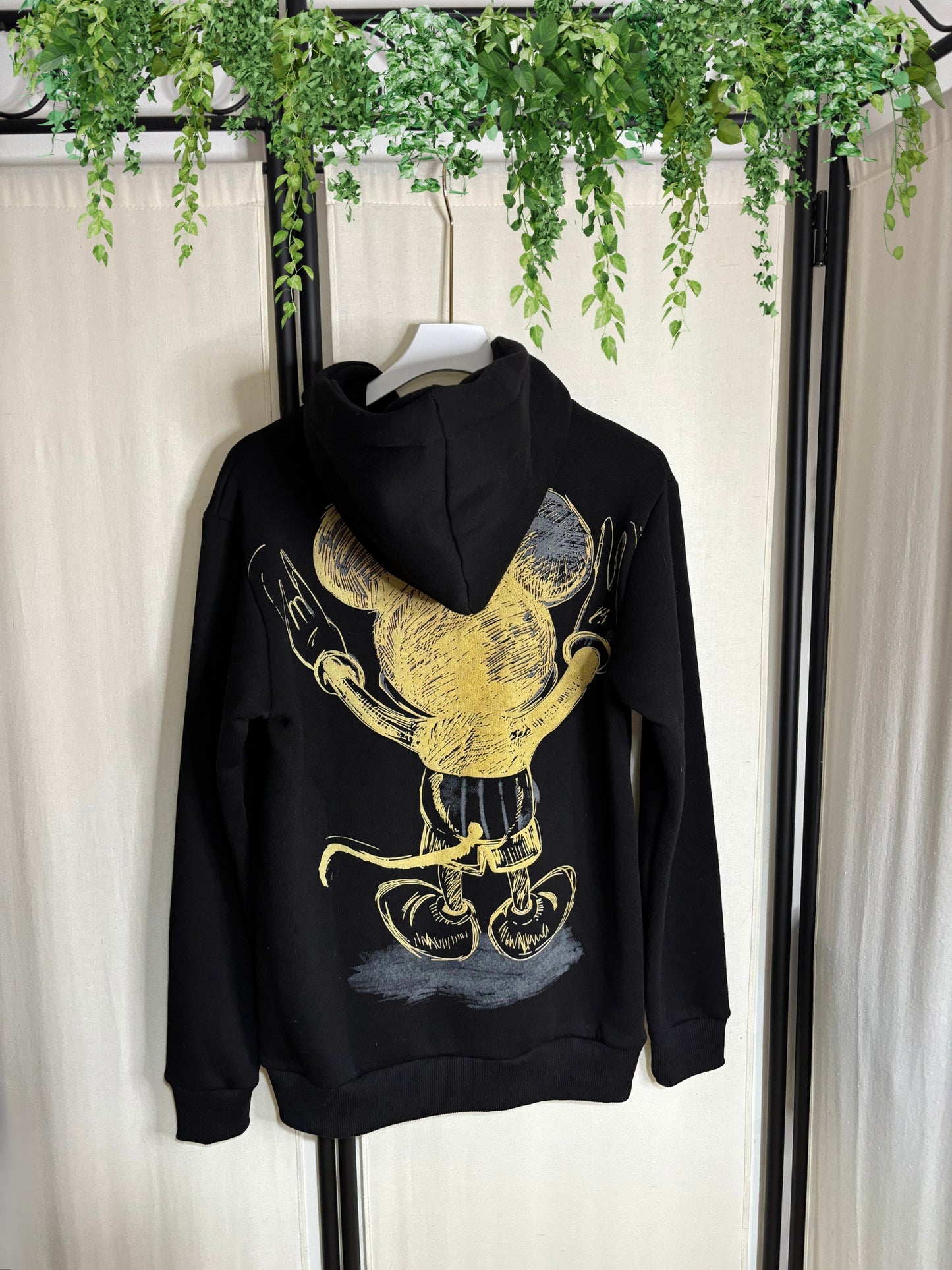 SUDADERA MICKEY MOUSE NEGRA CON DIBUJO DORADO