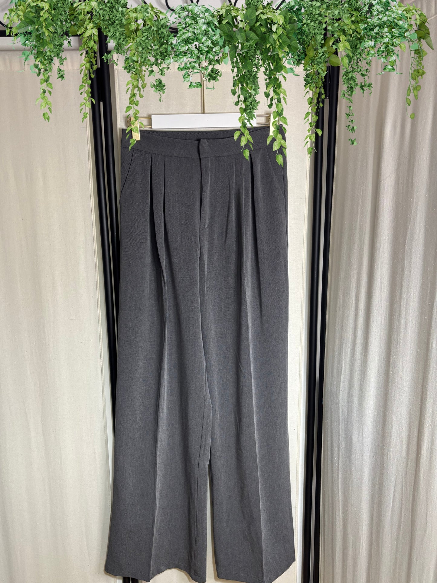 PANTALON DE VESTIR GRIS CON PINZAS ANCHO